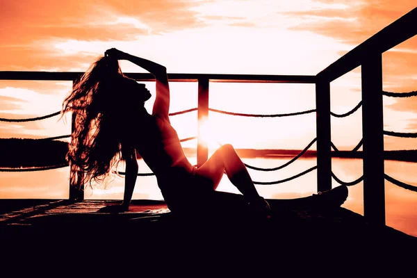 Mujer Feliz Sentada Orilla Del Mar Mano Levantada Cielo Luz — Foto de Stock