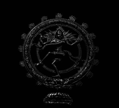 Kali metal heykeli siyah arka planda izole edilmiş. Dans eden kollu tanrıça. Hindu tanrıça Shiva 'nın görüntüsü..