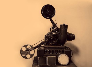 Tripodu olmayan bir film kamerası. Sinema kamerası görüntüsü. izole edilmiş duvar arkaplanı. 