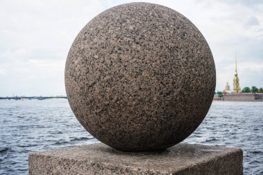 Vasilyevsky Adası ve Neva Nehri 'nin tükürüğü, şafak vakti önlerinde granit top, Saint Petersburg, Rusya