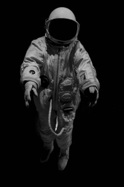 Hiperbarik astronot koruyucu giysi. Kasklı uzay adamı mavi arka planda. Uzay Kostümlü astronot.
