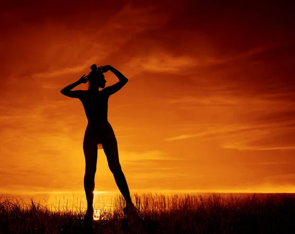 Silueta Niña Con Vestido Corto Pie Tomar Sol Sobre Fondo —  Fotos de Stock