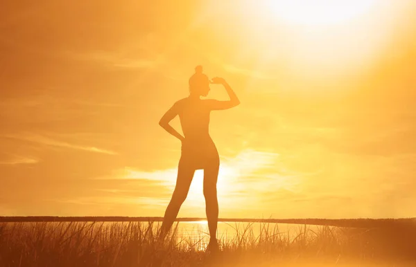 Silueta Niña Con Vestido Corto Pie Tomar Sol Sobre Fondo —  Fotos de Stock