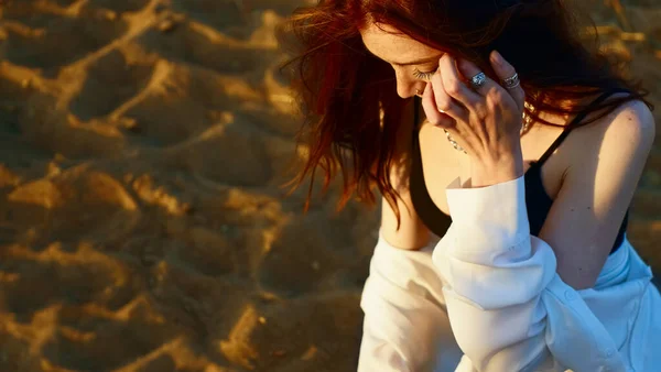 Menina Sensual Ruiva Uma Camisa Branca Pensando Areia Fundo Praia — Fotografia de Stock