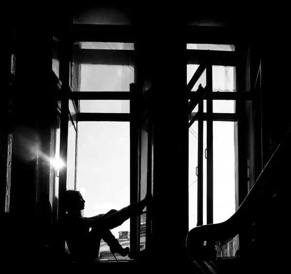 窓辺に座って夢を見る女のシルエット サンクトペテルブルクの古い入り口 — ストック写真