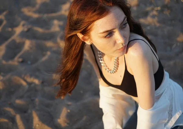 Рыжеволосая Чувственная Девушка Белой Рубашке Думающая Песке Фоне Закатного Пляжа — стоковое фото