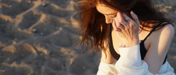 Beyaz Tişörtlü Kızıl Saçlı Kız Gün Batımı Kumsalının Arka Planında — Stok fotoğraf