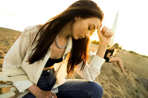 Menina Sensual Ruiva Uma Camisa Branca Pensando Areia Fundo Praia — Fotografia de Stock