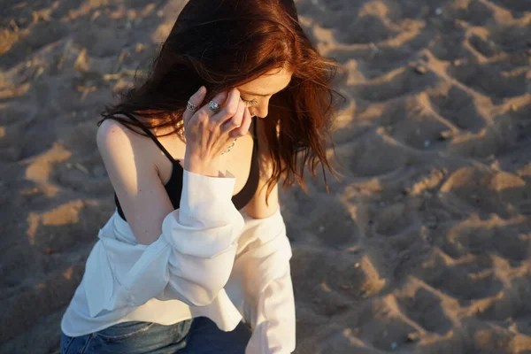 Menina Sensual Ruiva Uma Camisa Branca Pensando Areia Fundo Praia — Fotografia de Stock