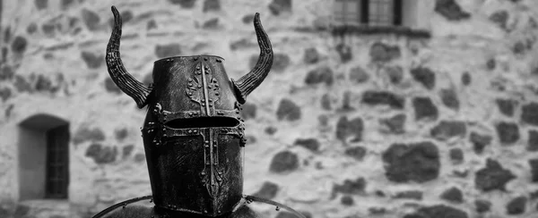 石城の壁の背景に中世の騎士のヘルメット — ストック写真
