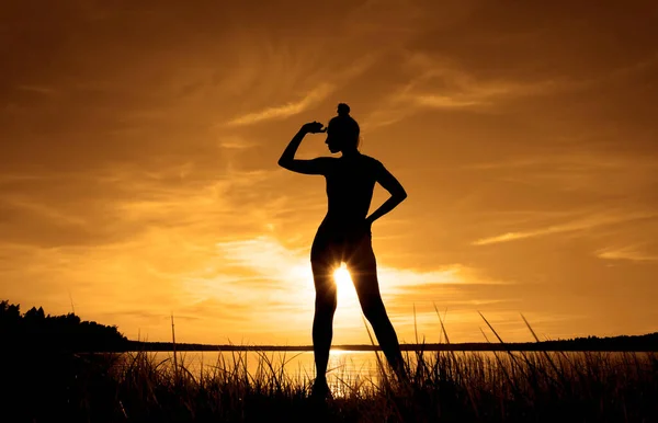 Silhouette Eines Mädchens Mit Kurzem Kleid Stehen Und Sonnenbaden Auf — Stockfoto