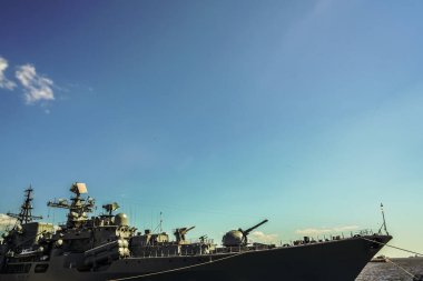 Silahlı askeri gemi. Askeri kruvazör. Roket kruvazörü. Füze kruvazörü olan bir denizaltı. Kronstadt, Rusya