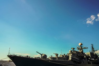 Silahlı askeri gemi. Askeri kruvazör. Roket kruvazörü. Füze kruvazörü olan bir denizaltı. Kronstadt, Rusya