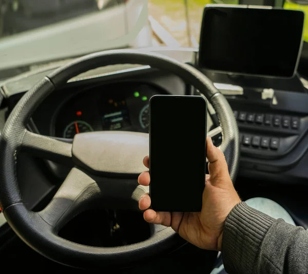 Męska Ręka Trzymająca Smartfona Czarną Makietą Ekranie Tło Kierownicy Samochodu — Zdjęcie stockowe