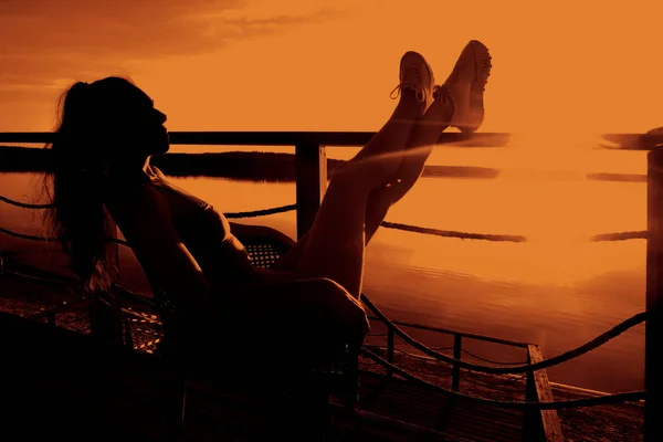 Meisje Met Lang Haar Staande Zonnebaden Lounge Balkon Achtergrond Van — Stockfoto