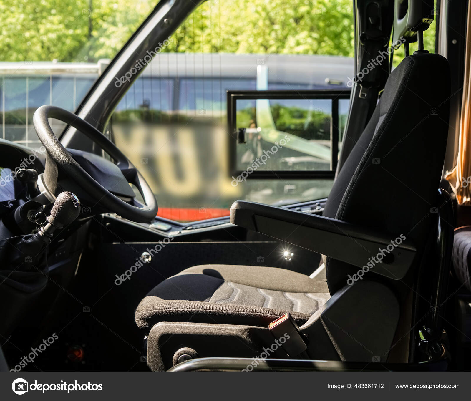 六速手动变速箱驾驶舱内部巴士或小木屋的详情校车的内部面板变速箱——图库图片© borjomi88 #483661712, image size:1600x1362