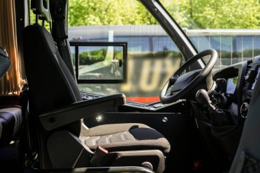 6 vitesli manuel şanzıman. Kokpitin içi. Otobüs ya da araba kulübesi detayları. Okul yolcu otobüsünün iç paneli. şanzıman