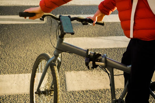 Aplikacja Nawigacyjna Gps Rowerowa Mapą Telefonie Komórkowym Brak Twarzy Zobacz — Zdjęcie stockowe