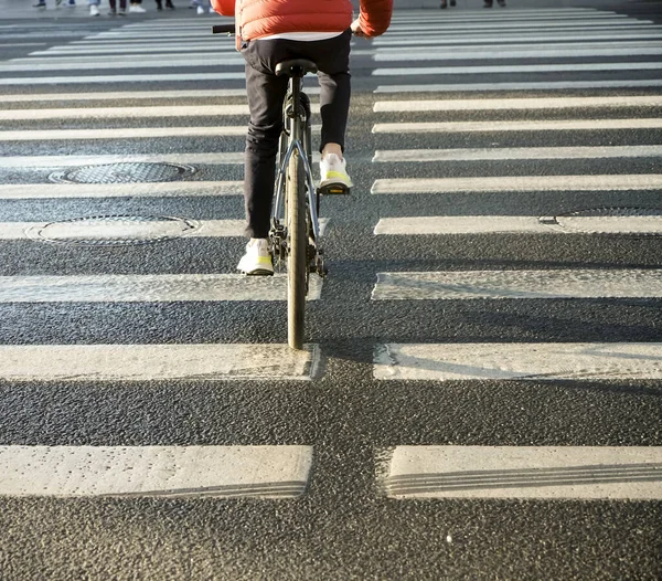 Acercamiento Hombre Una Bicicleta Bicicleta Paso Peatonal —  Fotos de Stock
