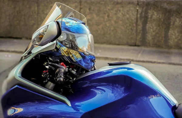 Capacete Azul Volante Motocicleta Desportiva — Fotografia de Stock