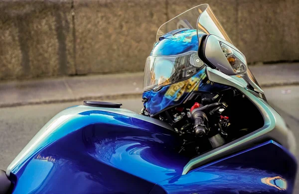 Capacete Azul Volante Motocicleta Desportiva — Fotografia de Stock