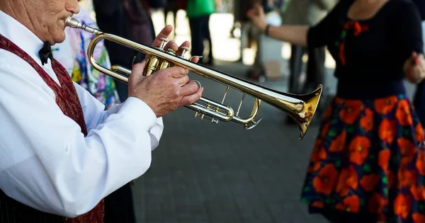 Ein Älterer Mann Spielt Trompete Jazzmusiker Mit Flügelhorn Auf Der — Stockfoto