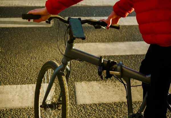 手机上附有地图的自行车Gps导航应用程序 没有脸在手机上查看地图 与领航员一起搜索Gps坐标Torso Man站在自行车旁边 — 图库照片