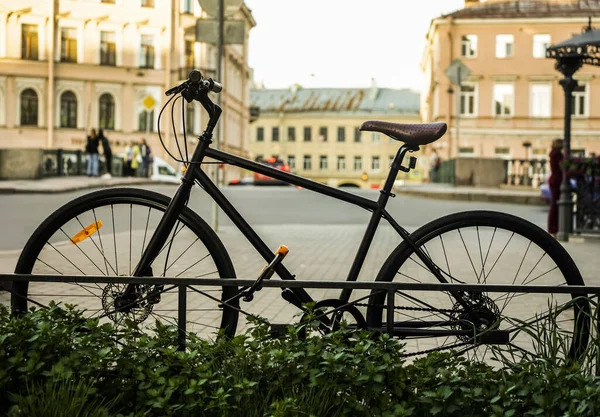 Czarny Retro Rower Zaparkowany Przed Metalowym Ogrodzeniem Tło Miasta Vintage — Zdjęcie stockowe