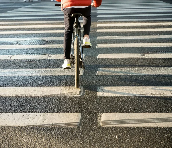 Близько Чоловіка Велосипеді Велосипед Пішохідному Переході — стокове фото