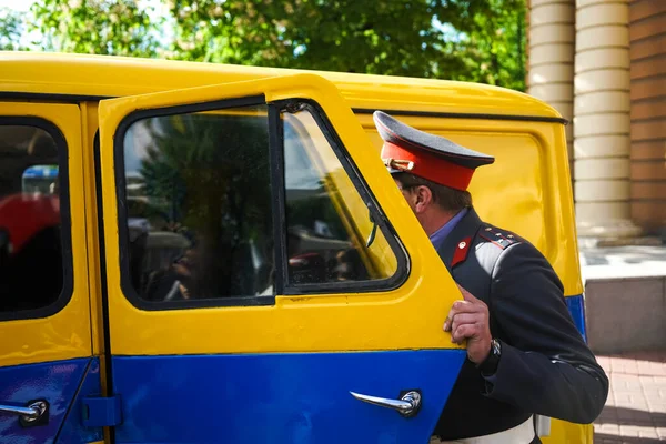 2021年6月21日 俄罗斯联邦圣彼得堡 20世纪70 80年的苏联民兵 一个警察站在那辆旧苏联汽车旁边 — 图库照片