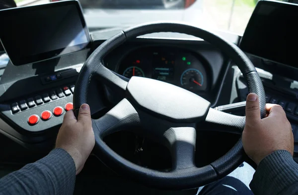 Handen Van Bestuurder Het Stuur Sluiten Van Mannelijke Handen Chauffeur — Stockfoto