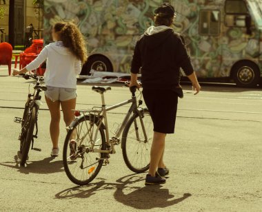Motosikletli çiftin otobüse baktığı arka manzara.. 