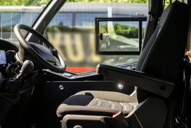 6 vitesli manuel şanzıman. Kokpitin içi. Otobüs ya da araba kulübesi detayları. Okul yolcu otobüsünün iç paneli. şanzıman