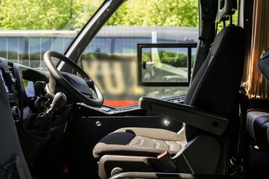 6 vitesli manuel şanzıman. Kokpitin içi. Otobüs ya da araba kulübesi detayları. Okul yolcu otobüsünün iç paneli. şanzıman