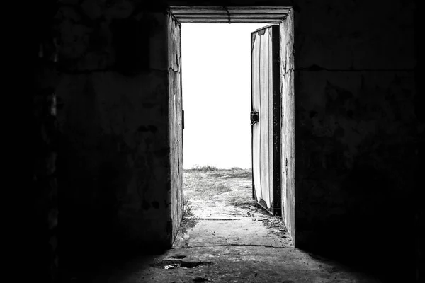 Kapısı Açık Bir Hapishane Odası Özgürlük Gün Işığı — Stok fotoğraf