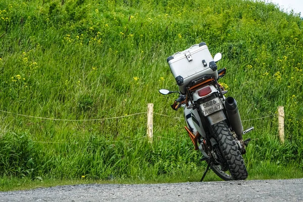 Kronstadt Russia Honda Cruiser Motorcycle Metal Case Parking Green Grass — Zdjęcie stockowe
