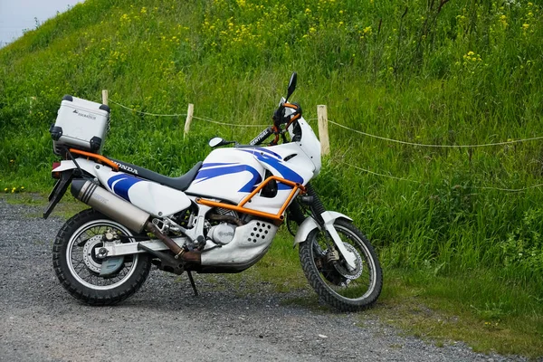 Kronstadt Rusia Honda Cruiser Motocicleta Con Caja Metal Aparcamiento Cerca — Foto de Stock