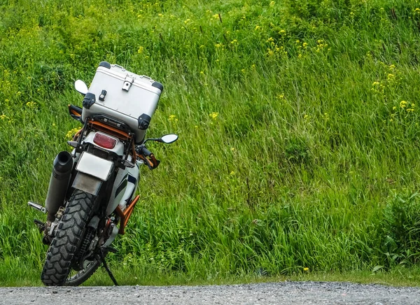 Cruiser Motorcycle Metal Case Parking Green Grass Hill — Stock fotografie