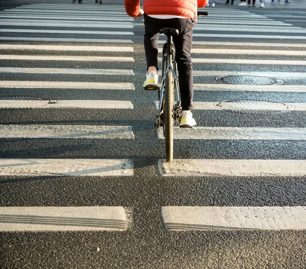 Fechar Homem Bicicleta Bicicleta Travessia Pedestres — Fotografia de Stock