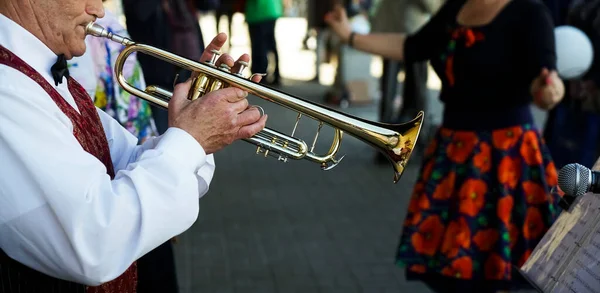 ロシア連邦サンクトペテルブルク 2021年6月21日 老人がトランペットを吹く ジャズ ミュージシャン Flugelhornとストリート バックグラウンドで — ストック写真