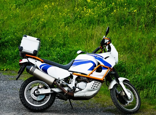 Motocicleta Cruzador Desportivo Com Caixa Metal Estacionamento Perto Colina Grama — Fotografia de Stock