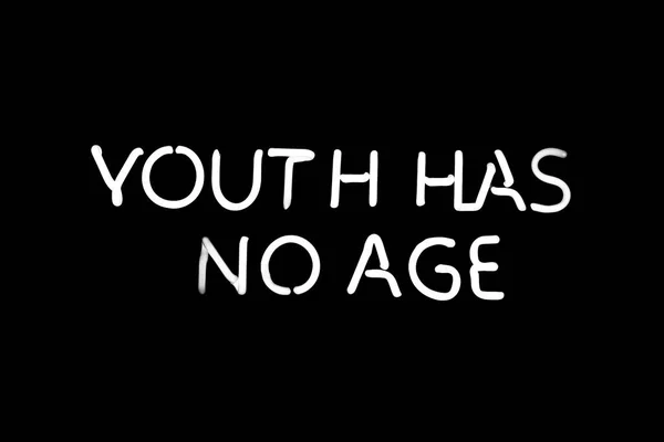 若者には年齢がない 白の文字 装飾的な手紙 手書き文字 ネオンランプ 装飾的な碑文 モチベーションポスター — ストック写真