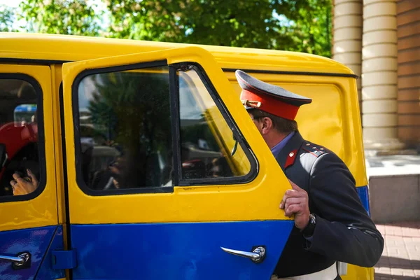 2021年6月21日 俄罗斯联邦圣彼得堡 20世纪70 80年的苏联民兵 一个警察站在那辆旧苏联汽车旁边 — 图库照片
