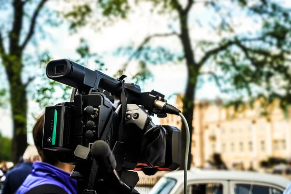 Operator Wideo Pracy Dziennikarz Jego Kamera Pracują Ulicy — Zdjęcie stockowe