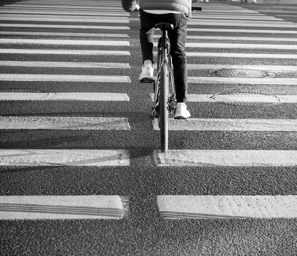 Primo Piano Uomo Bici Bicicletta Sul Passaggio Pedonale — Foto Stock