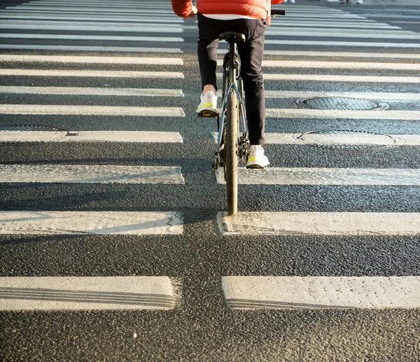 Крупным Планом Человека Велосипеде Велосипед Пешеходном Переходе — стоковое фото