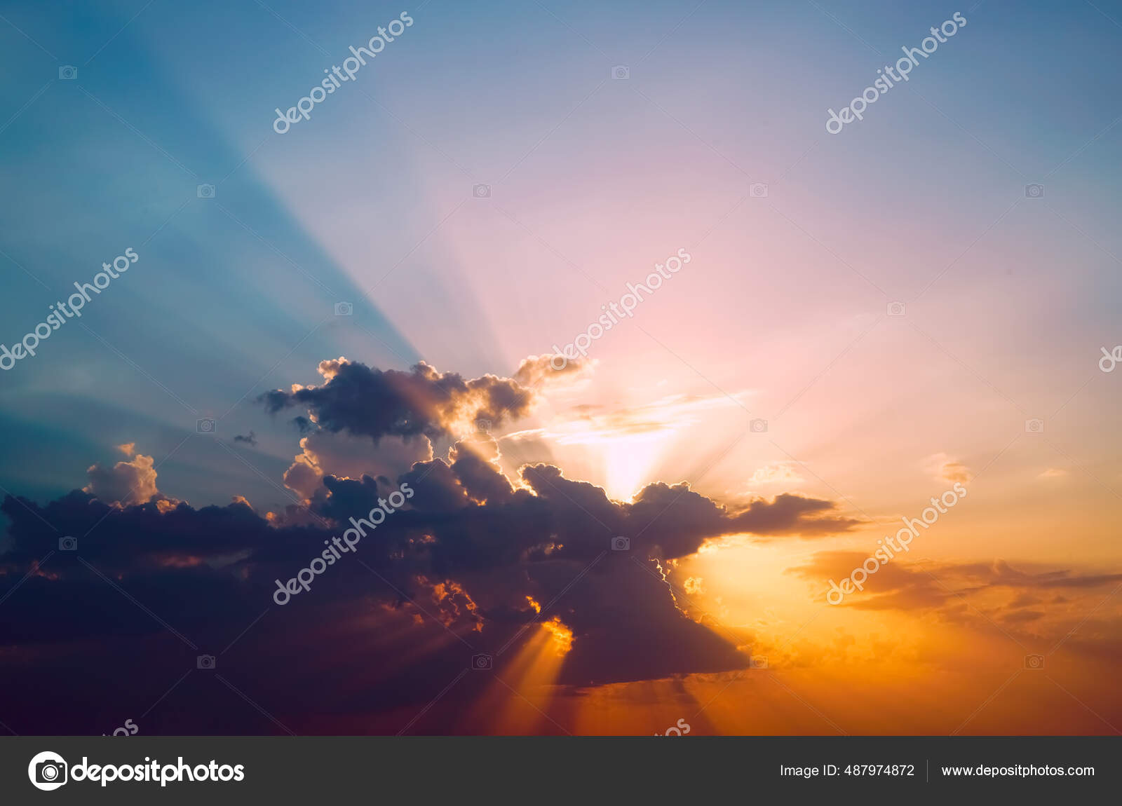 巨大的太阳在戏剧性的天空后面有着美丽的阳光由于太阳光云彩轮廓层出不穷红色和橙色的落日——图库图片© borjomi88 #487974872, image size:1600x1150