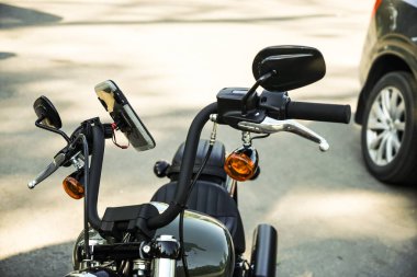 Direksiyonunda elektronik GPS olan bir motosiklet. kapakta cep telefonu.