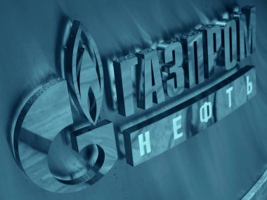 SAINT PETERSBURG - 28 Haziran 2021: Rus gaz şirketi St. Petersburg 'daki ofis binasının cephesinde Gazprom Neft' in logosu.