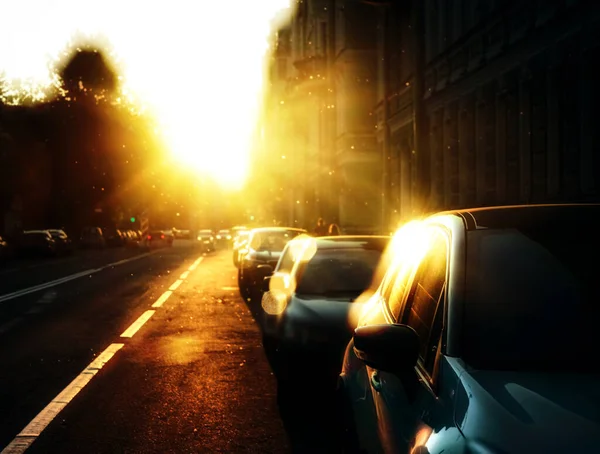 Автомобілі Стоять Дорозі Місті Рано Вранці Вид Автомобілі Припарковані Буксирі — стокове фото